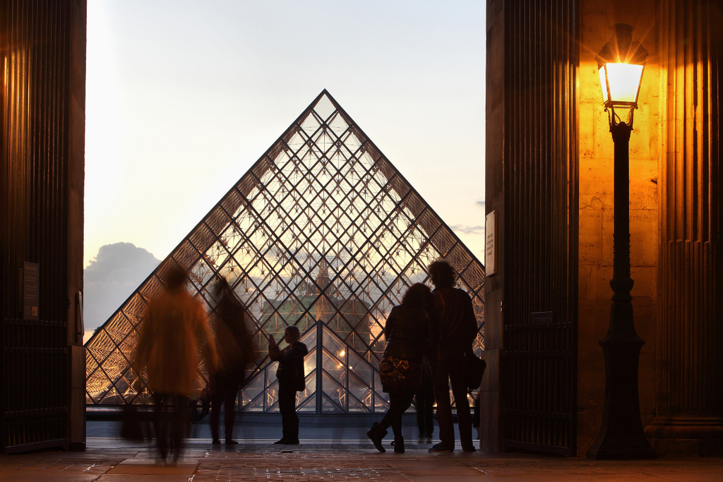 turisták a párizsi Louvre bejáratánál, üvegpiramis 