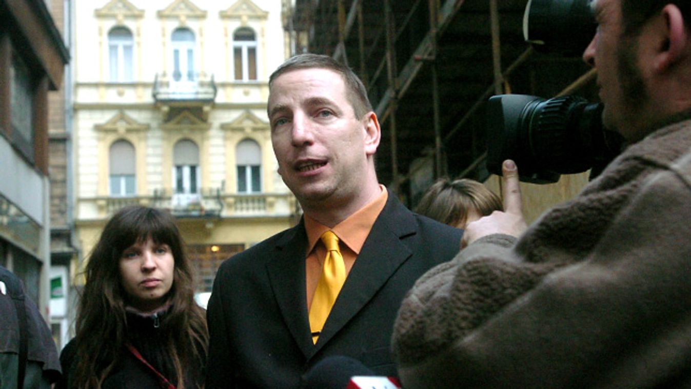 Fürst György Terézváros alpolgármestere egy lebontásra ítélt ház előtt beszélget a bontás ellen tiltakozókkal, 2006 