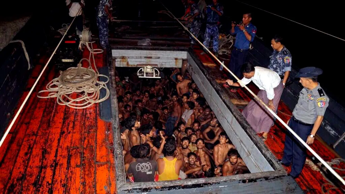 Mianmari rendőrök egy többségében bangladesi migránsokat szállító halászhajón Rakhine szövetségi államban Mianmar nyugati partjainál. 