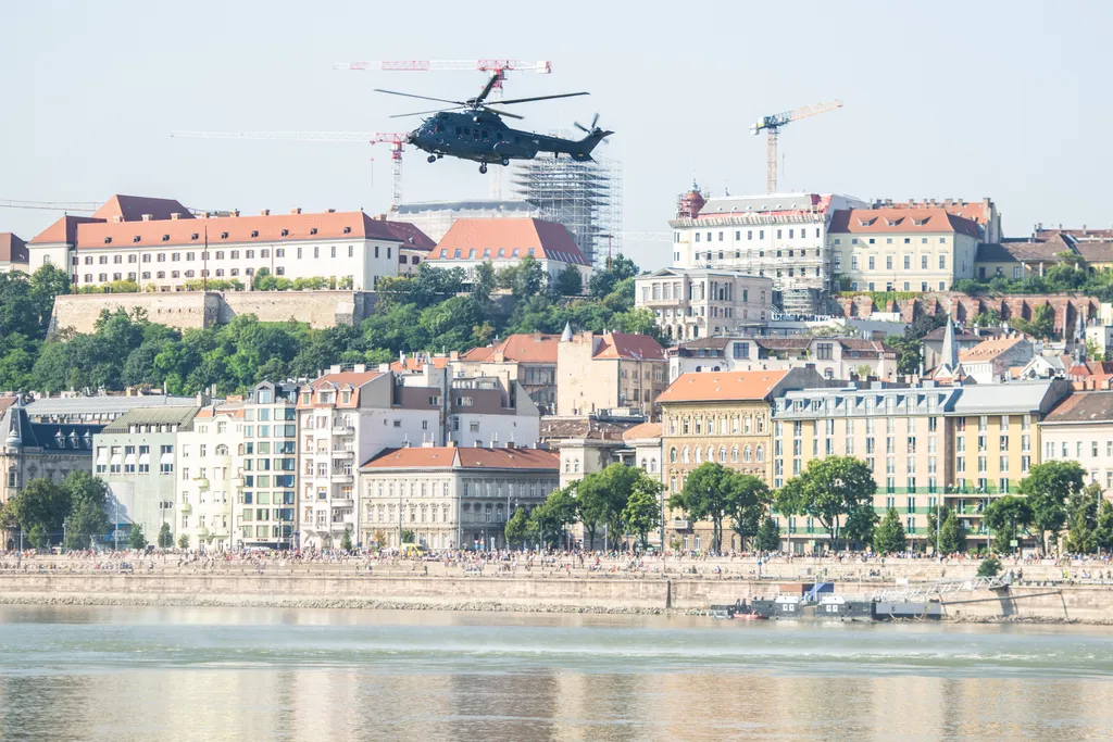 államalapítás ünnepe, légiparádé, Szent István nap, gripen, Duna felett repülnek, katonai légiparádé, Magyar Honvédség bemutatója, hadászati repülőgépek, helikopterek, ejtőernyős válogatott, 2023. 08. 20. 