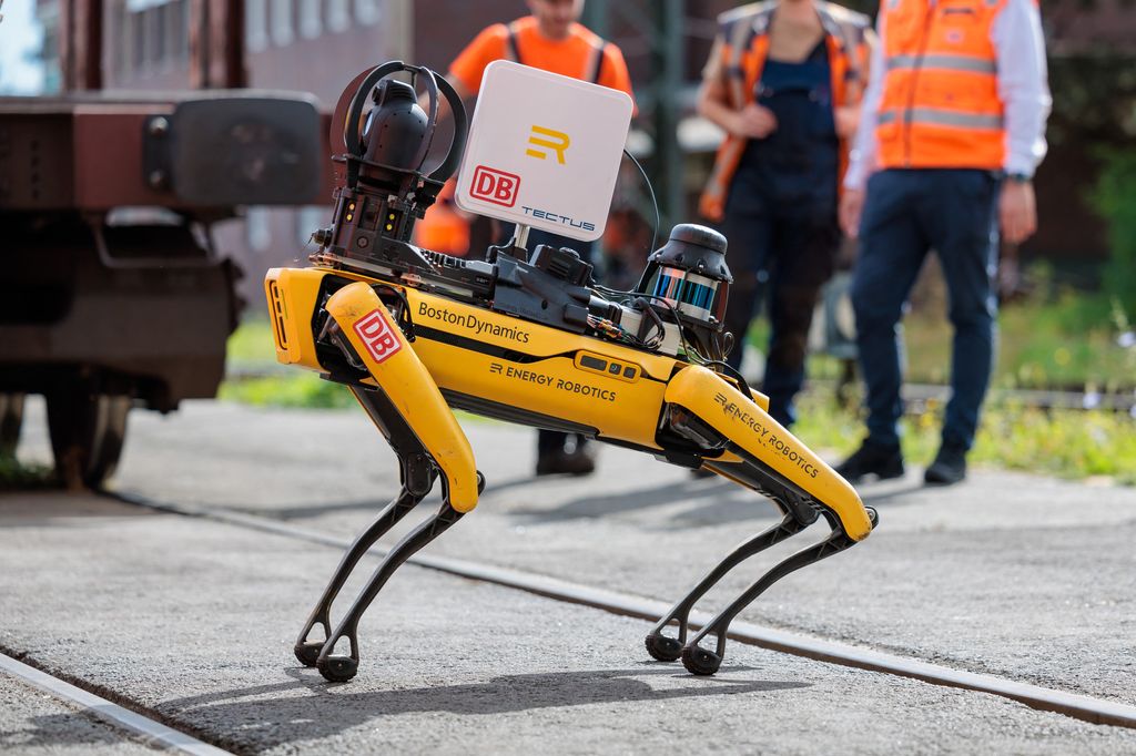 Robot, kutya, AI, MI, mesterséges intelligencia, Németország, vasút, munka, dolgozó 