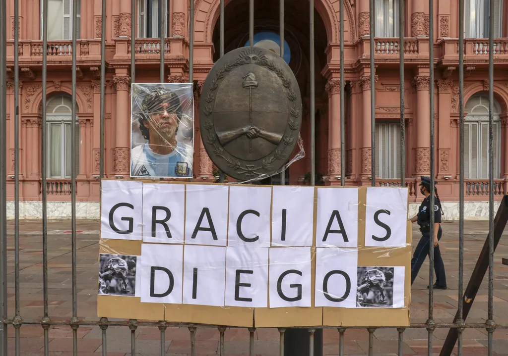 Argentina reacts to death of Maradona 2020,Argentina,Diego Armando Maradona,Maradona, Diego Maradona, szurkolók, ravatal 