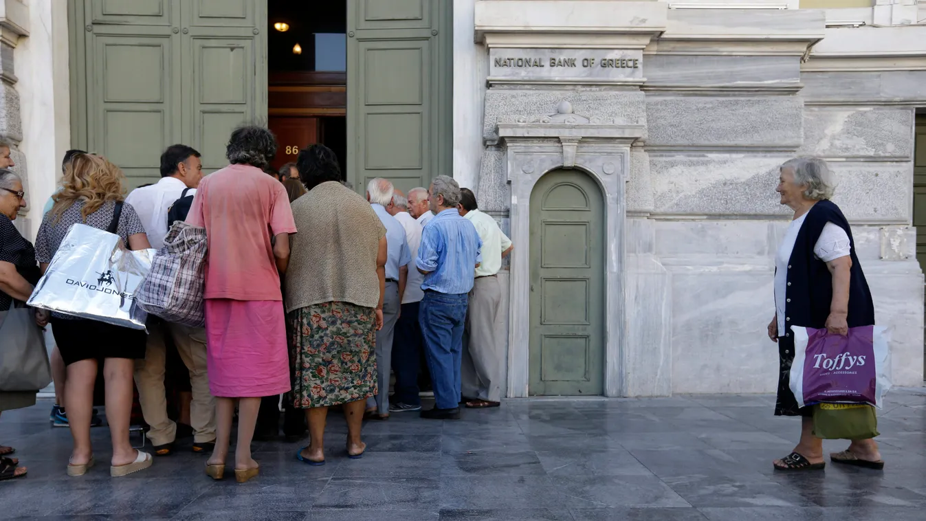 Athén, 2015. július 20.
A főként nyugdíjasokból álló első ügyfelek sorban állnak a Görög Nemzeti Bank egyik athéni fiókjánál 2015. július 20-án. Három hét zárva tartás után kinyitottak a bankok Görögországban, mert 2015. július 17-én az euróövezet tagorsz