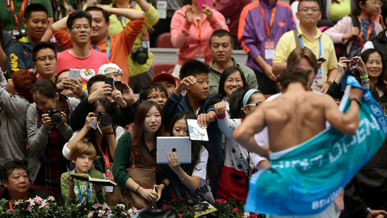 Rafael Nadal spanyol teniszező öltözik a China Open tenisztornán Pekingben