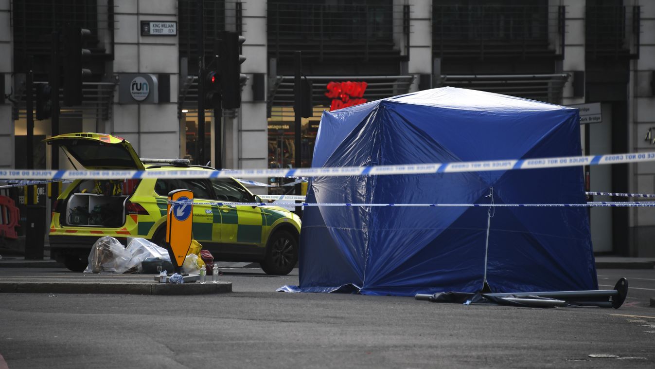 London, 2019. november 30.
Helyszínelő rendőrök sátra az előző napi késeléses támadás helyszínén, a brit főváros pénzügyi negyedében, a Cityben, a London híd végében 2019. november 30-án.  A támadó, a 28 éves Usman Khan két embert megölt és hármat megsebe