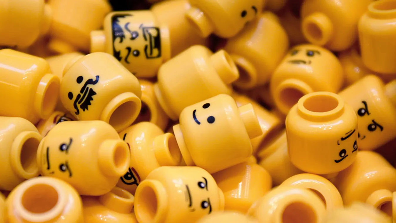 LEGO babák fejei egy tárolóban