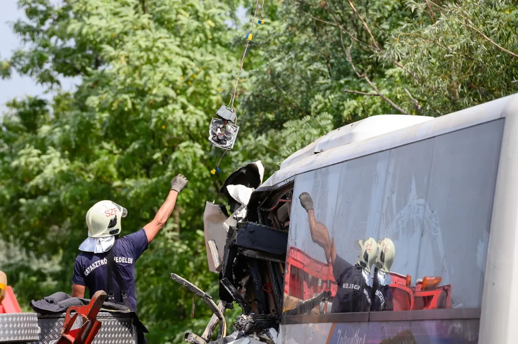 busz, baleset, M7, autópálya, sérült, halott, Felborult egy busz az M7-esen, nyolc ember meghalt, autóbusz az M7-es autópálya Szabadbattyán A buszon Horvátországban nyaraló magyar turisták utaztak. 