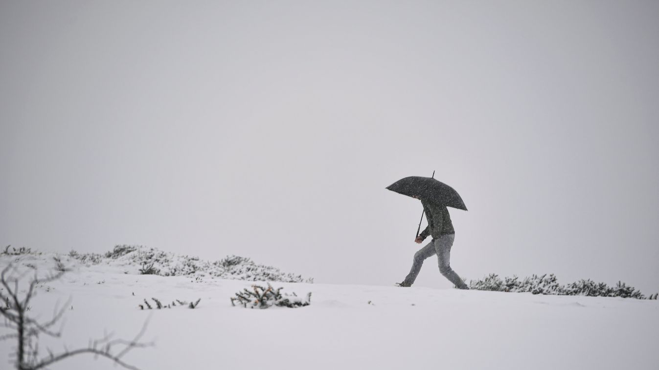 esernyő férfi havas havazás hóesés IDŐJÁRÁS ÖLTÖZÉK KIEGÉSZÍTŐ SZEMÉLY 