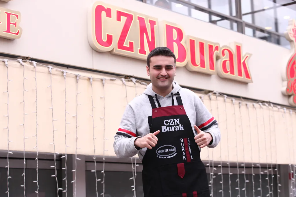 A legjobban fizetett tiktok sztárok 1. Burak Özdemir 
 Istanbul,,Turkey,-,May,14,,2020:,Famous,Turkish,Chef,Czn cook,chef,reporter,cooking,man,young people,master chef 