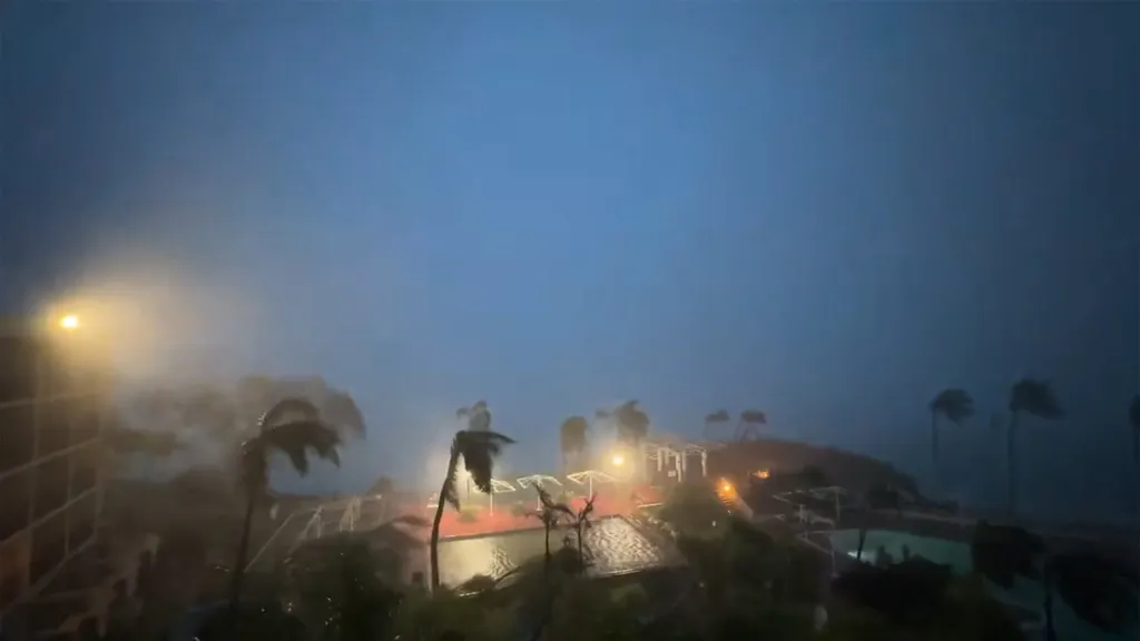 tájfun Tumon öböl Egyesült Államok Guam  Le typhon Mawar fonce sur l'île américaine de Guam dans le Pacifique TOPSHOTS Horizontal 