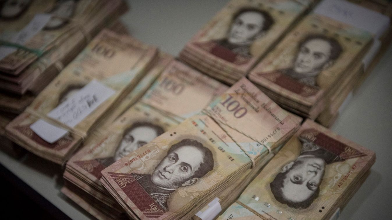 Venezuela removes 100-bolivar note from circulation 2016 BANK deposit december Caracas banknotes Los Teques City 