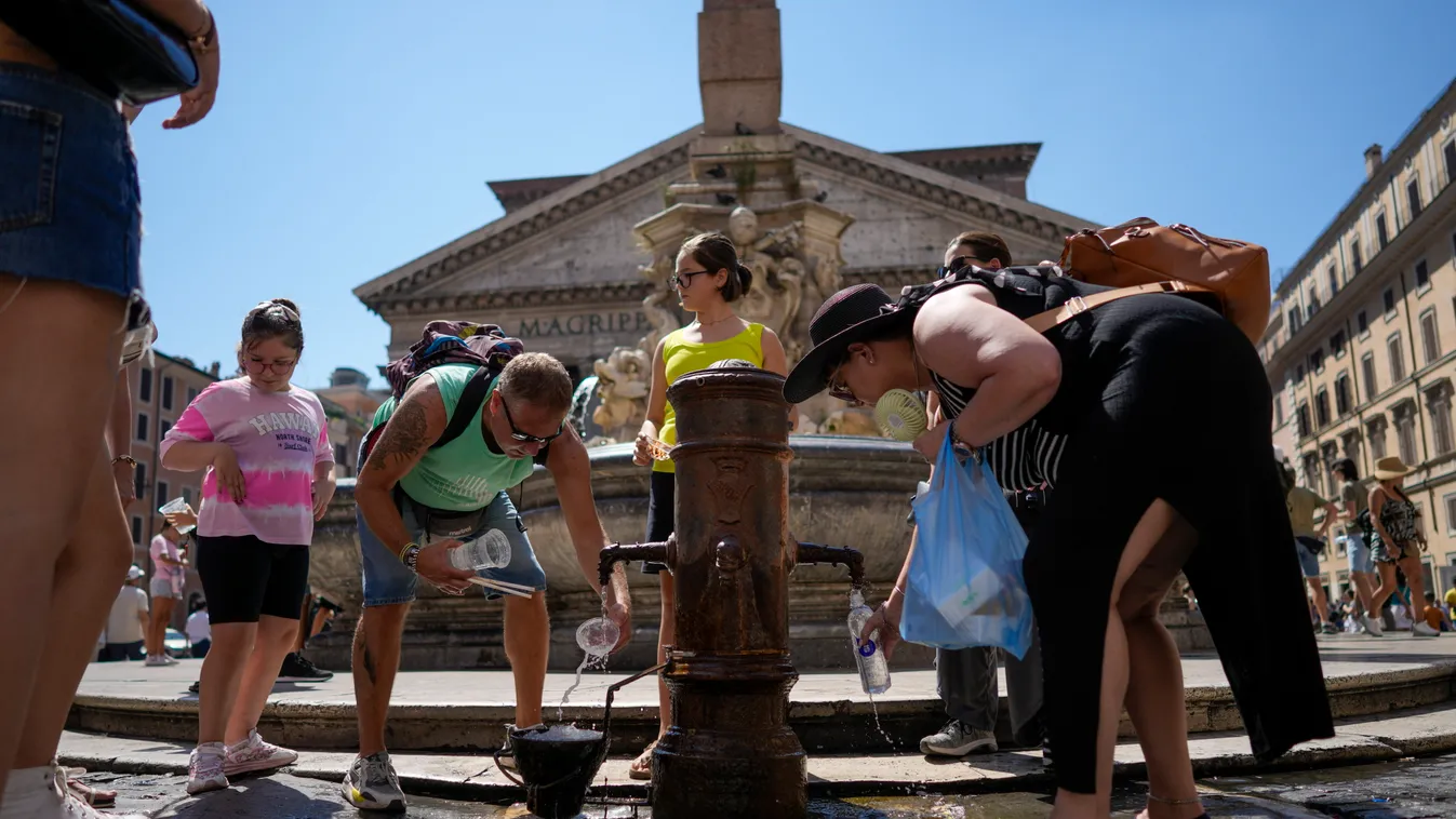 Róma, 2023. augusztus 19.
Kút vizével hűsítik magukat emberek a római Piazza del Popolón 2023. augusztus 19-én, amikor a levegő hőmérséklete eléri a 37 Celsius-fokot az olasz fővárosban.
MTI/AP/Andrew Medichini 
