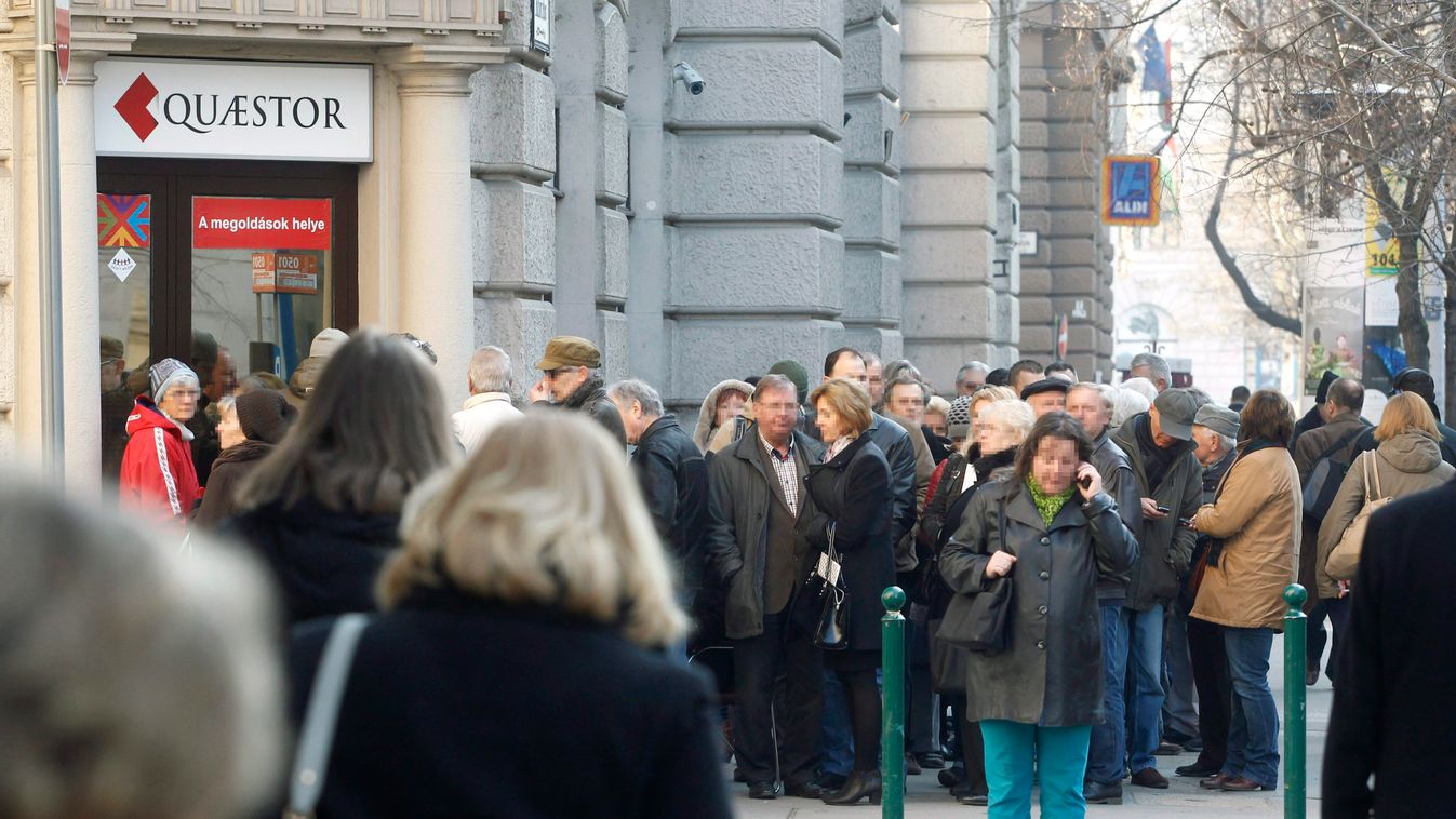 Budapest, 2015. március 10.
Ügyfelek várakoznak a Quaestor Értékpapír-kereskedelmi és Befektetési Zrt. ügyfélszolgálati irodája előtt az V. kerületi Báthori utcában 2015. március 10-én. Részlegesen felfüggesztette a Quaestor tevékenységi engedélyét a Magy