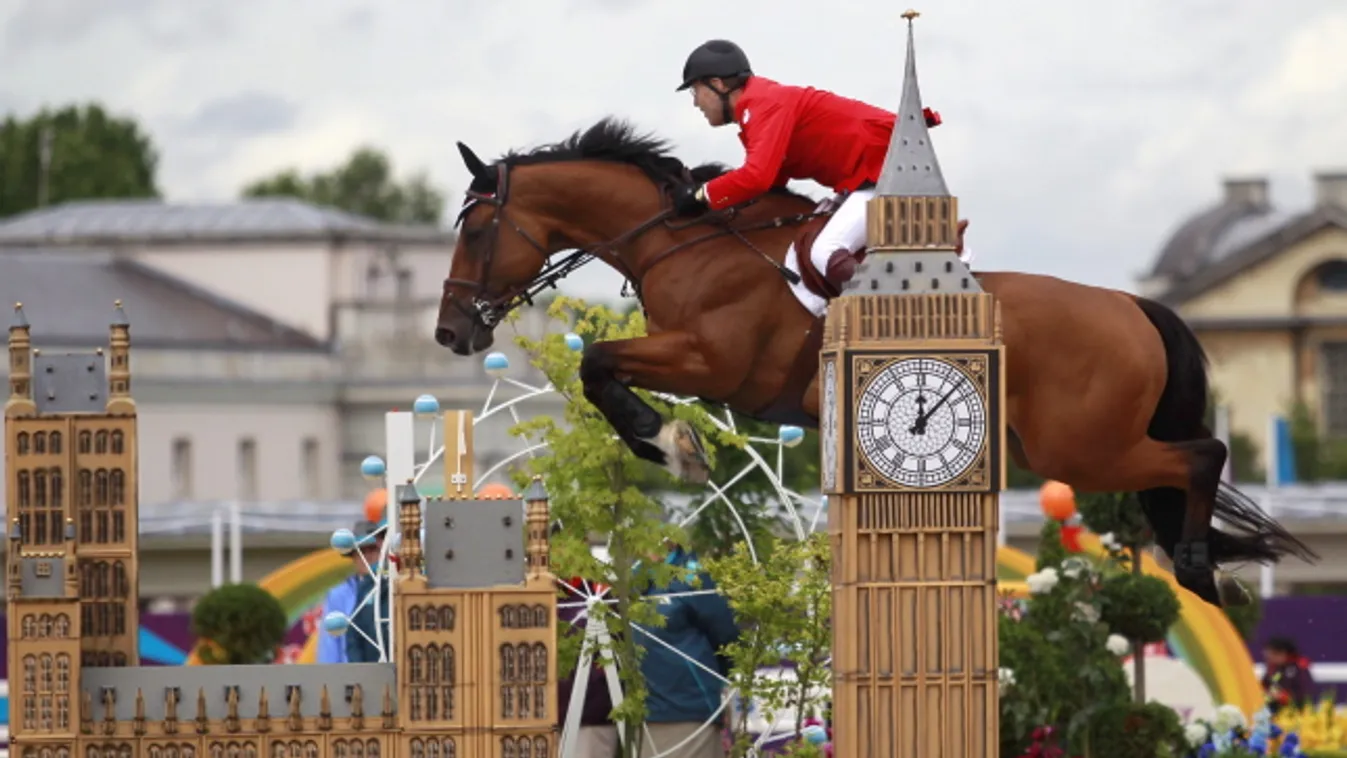 A kanadai Ian Millar Star Power nev&ucirc; lova nyergében versenyez a 2012-es londoni nyári olimpia férfi egyéni díjugrató versenyének selejtez&otilde;jében