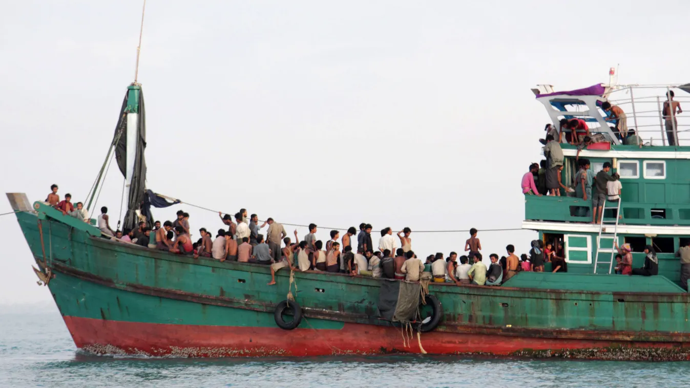 Aceh, 2015. május 20.
Mianmari rohingja és bangladesi menekülteket szállító hajó ér partot Indonézia északnyugati Aceh tartományában 2015. május 20-án. (MTI/EPA) 