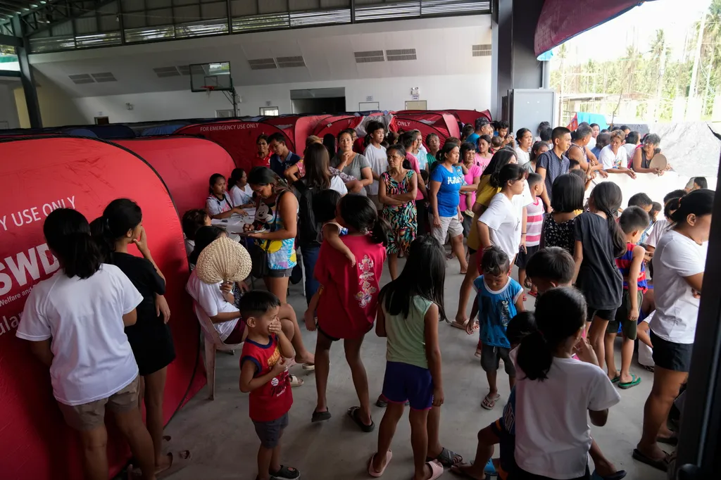 Fülöp-szigeteki Mayon vulkán ManilaMayon tűzhányó kitörése miatt kiköltöztetett emberek a Fülöp-szigeteki Albay tartományban fekvő Guinabotanban lévő menedékhelyen 2023. június 12-én. Az ország legaktívabb tűzhányójának kitörése miatt több mint 12 ezer em
