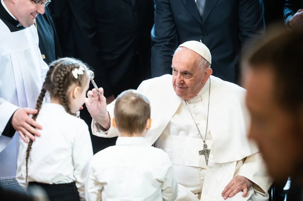 ÚJ NAGY KÉPEK Ferencpápa2023, Ferenc pápa, pápalátogatás, háromnapos apostoli látogatás, Ferenc pápa magyarországi látogatása, Magyarország, péntek, 2023, Árpád-házi Szent Erzsébet-templom, Rózsák tere, 