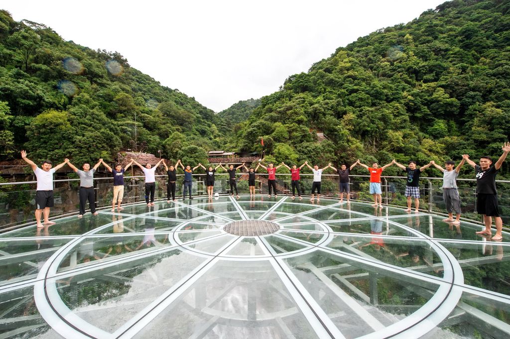 Üvegpadlós kilátó, Kína, Kulunghszia, Csingjüan

Yun Tian Bo Ba, Gulongxia  Guangdong Qingyuan Qingxin glass platform glass platform 