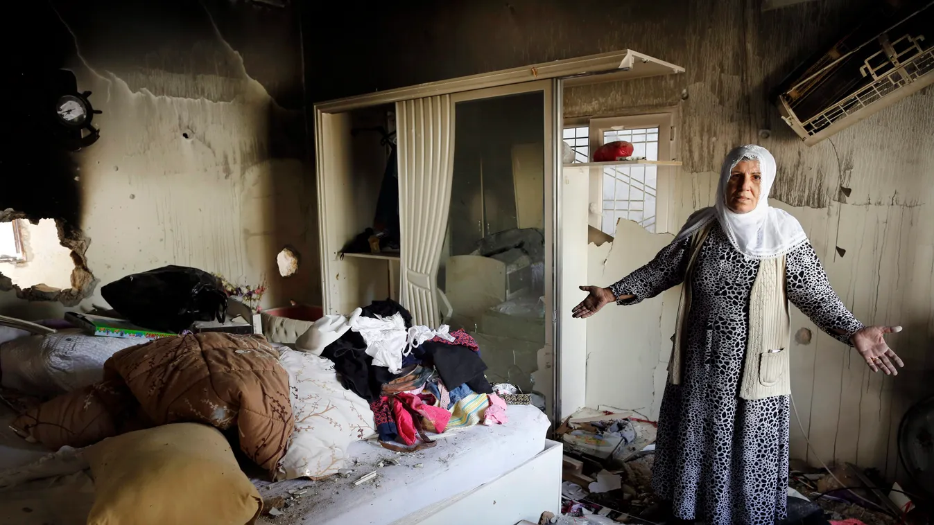ÉPÜLET nő romos épület SZEMÉLY széttárja a karját szoba 