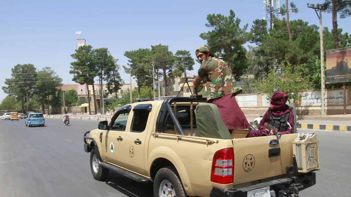 Herát, 2021. augusztus 14.
Tálib harcosok utaznak egy teherautó platóján Herát belvárosában 2021. augusztus 14-én. A lázadók immár az ország északi, nyugati és déli részének nagy területeit, összességében az ország területének kétharmadát elfoglalták roha