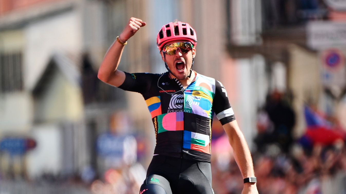 Stradella, 2021. május 27.
Az olasz Alberto Bettiol ünnepel, miután megnyerte a 104. Giro d'Italia olasz országúti kerékpáros körverseny tizennyolcadik, Rovereto és Stradella közötti 231 km-es szakaszát 2021. május 27-én.
MTI/AP/LaPresse/Gian Mattia D'Alb