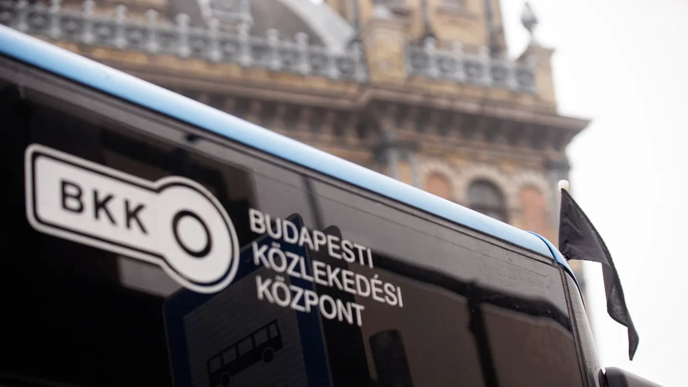 Fekete zászló egy BKK-buszon Budapesten, a Nyugati téren a nemzeti gyásznapon 
