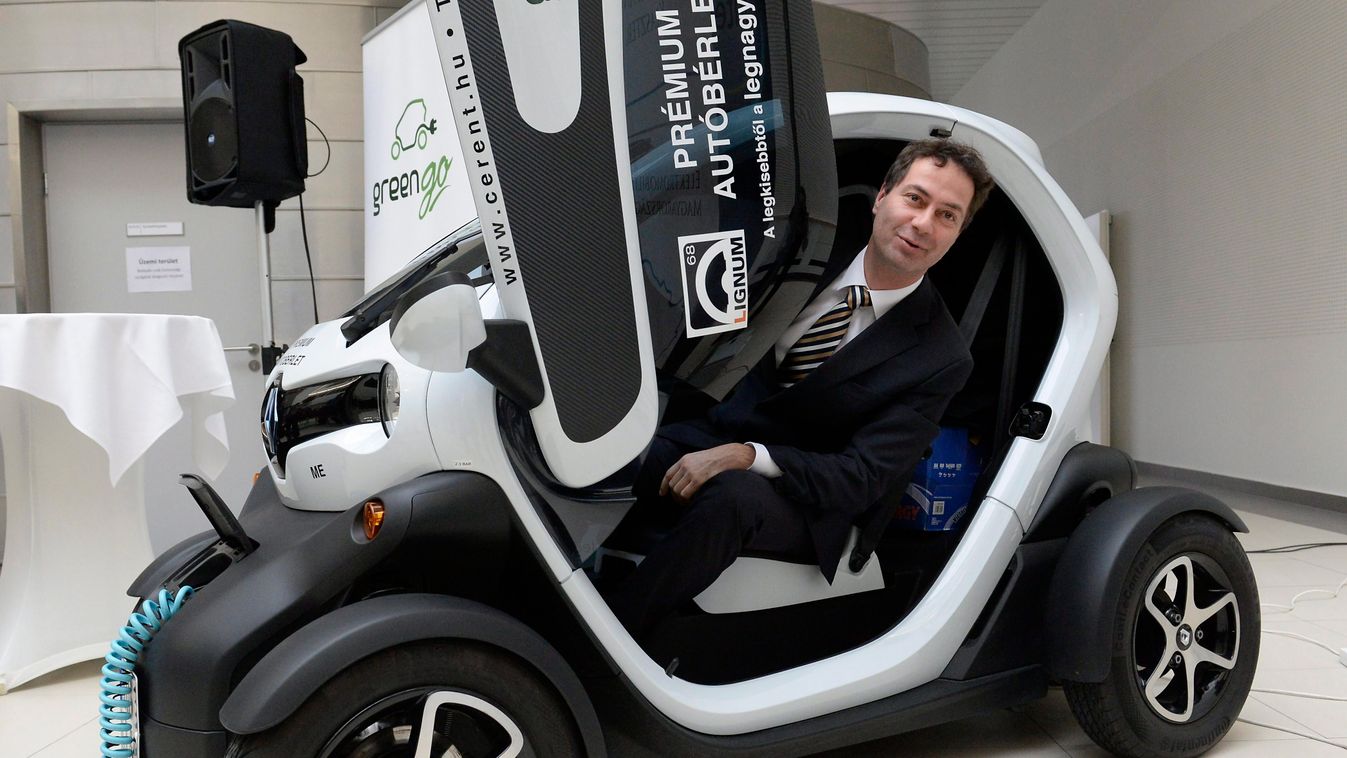 Glattfelder Béla, a Nemzetgazdasági Minisztérium gazdaságszabályozásért felelős államtitkára egy Renault Twizy típusú elektromos autóban a Jedlik Ányos Klaszter Nemzeti innováció a hazai e-mobilitásban című kon 