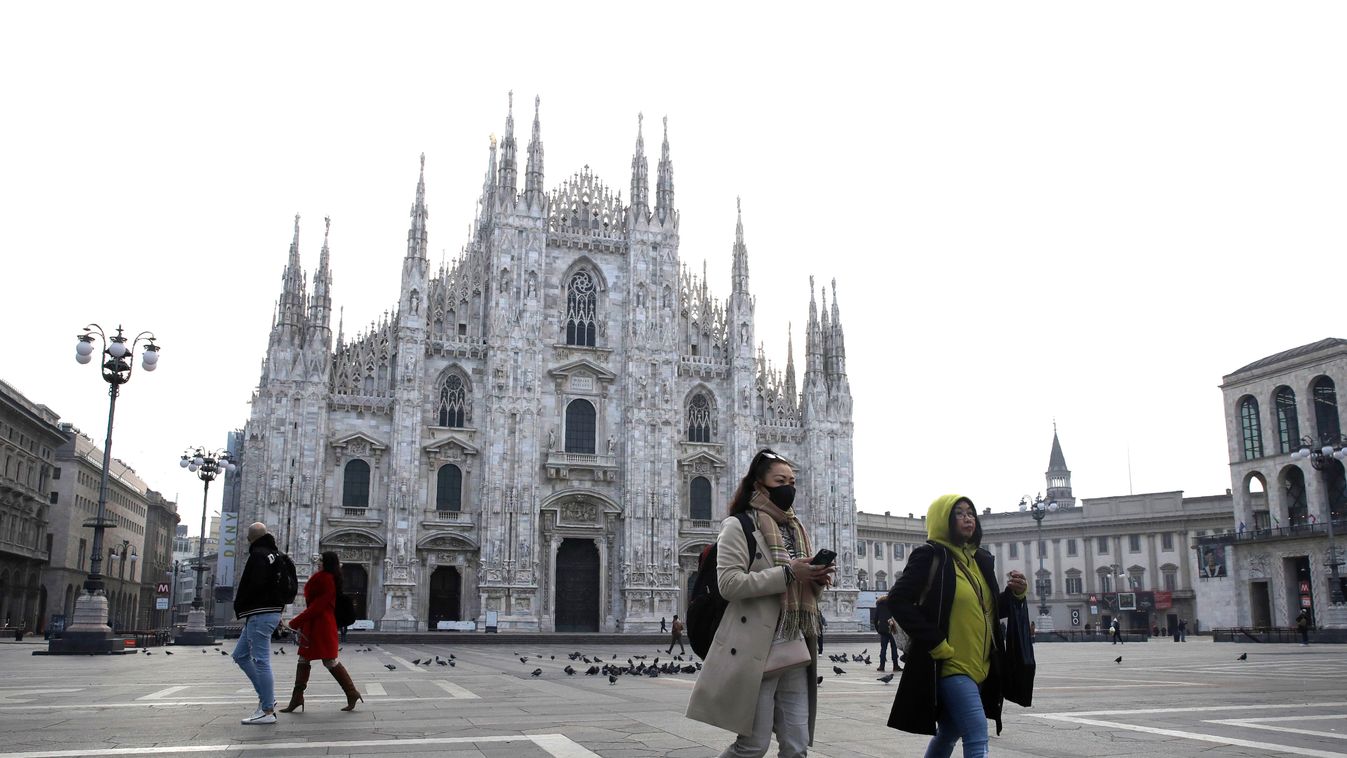 CONTE, Giuseppe Milánó, 2020. február 23.
A koronavírus elleni védekezésül szájmaszkot viselnek turista a milánói dóm előtt 2020. február 23-án. A koronavírus-járvány olaszországi terjedése miatt Giuseppe Conte miniszterelnök rendkívüli intézkedéseket jel