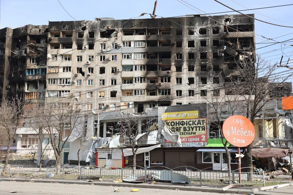 Ukrán válság 2022, orosz, ukrán, háború, Ukrajna, Mariupol, rakétatámadás, romos épületek, lakóházak, romok, rom 