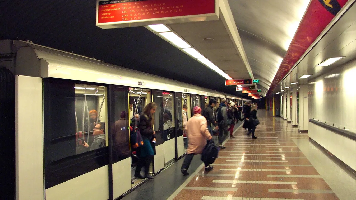 Alstom-metrószerelvény BKK-BKV 2-es metró épület belső FOTÓ FOTÓTÉMA KÖZLEKEDÉSI ESZKÖZ KÖZLEKEDÉSI LÉTESÍTMÉNY mélyállomás metró metróállomás Széll Kálmán tér SZEMÉLY utas 