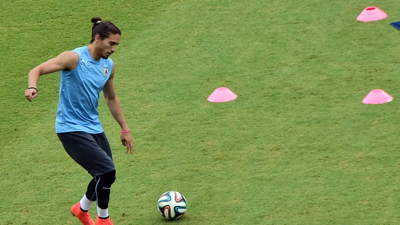 Uruguay's defender Martin Caceres takes part in a training session at Estadio das Dunas in Natal  June 23, 2014, on the eve of  the 2014 FIFA World Cup football match against Italy.  AFP PHOTO / GIUSEPPE CACACE 