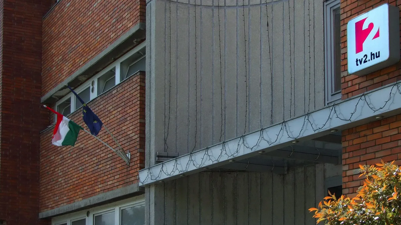 bejárat ÉPÜLET épületfotó épületrész Európa zászló FOTÓ irodaház logó magyar zászló névtábla stúdió SZIMBÓLUM TÁRGY TV2 zászló 
