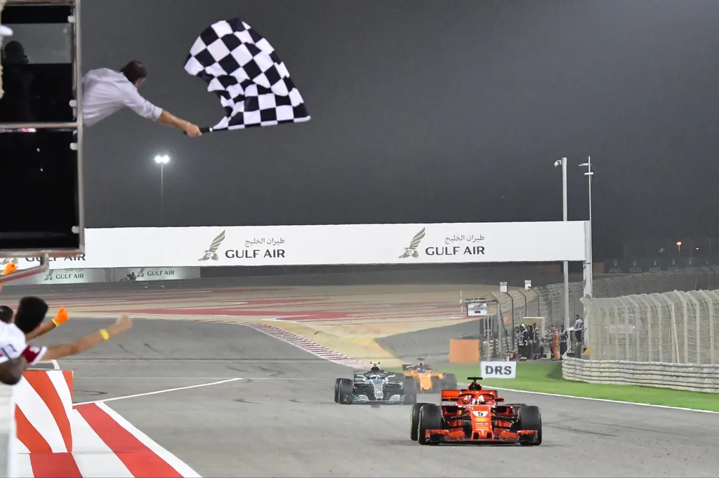 Forma-1, Bahreini Nagydíj, Sebastian Vettel, Ferrari, kockás zászló 