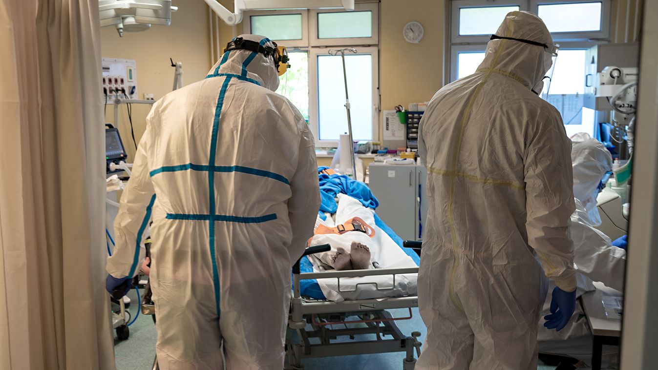 Covid-gyanús beteget ápolnak a Szent Imre Kórházban 