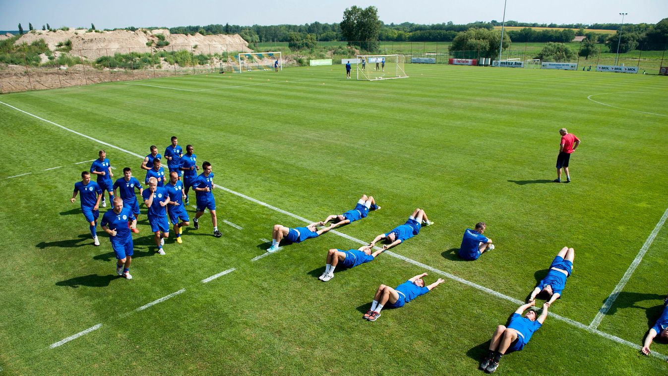 Labdarúgó Akadémia
Edzést tartanak a Puskás Akadémia FC játékosai a labdarúgó akadémia edzőpályáján 2013. július 18-án. Az idén az NB I-be felkerült csapat 20 