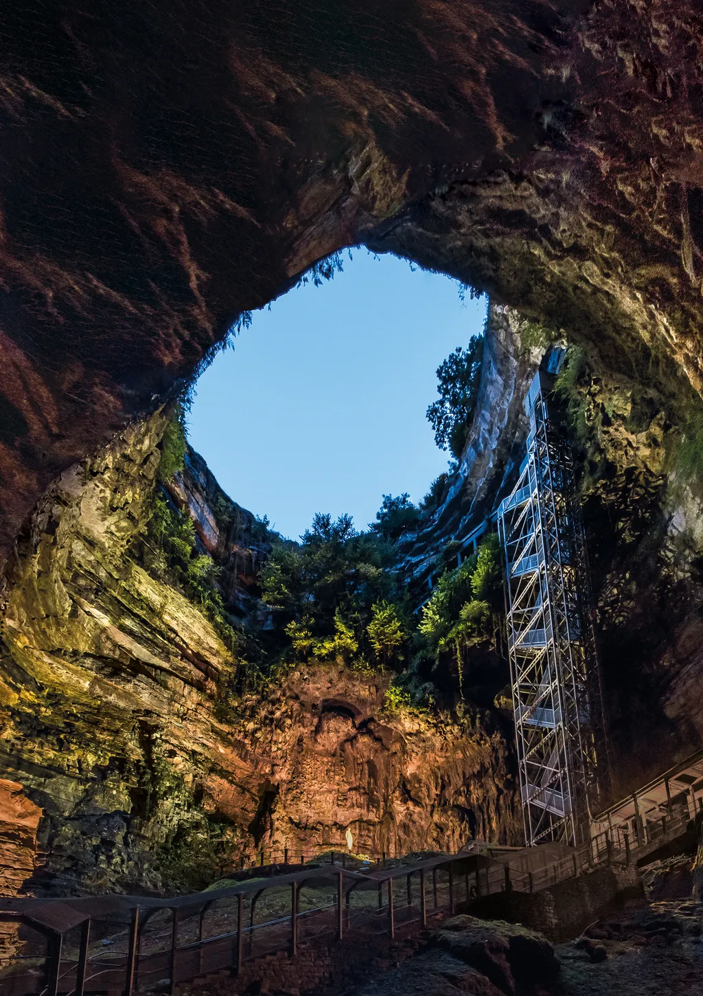 Egyedülálló természeti csoda a 103 méter mély francia Ördöglyuk, amely egy csodálatos barlangrendszerbe vezet, galéria, 2023 