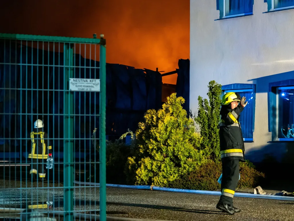 Kiskőrös, kiégett üzemcsarnok 