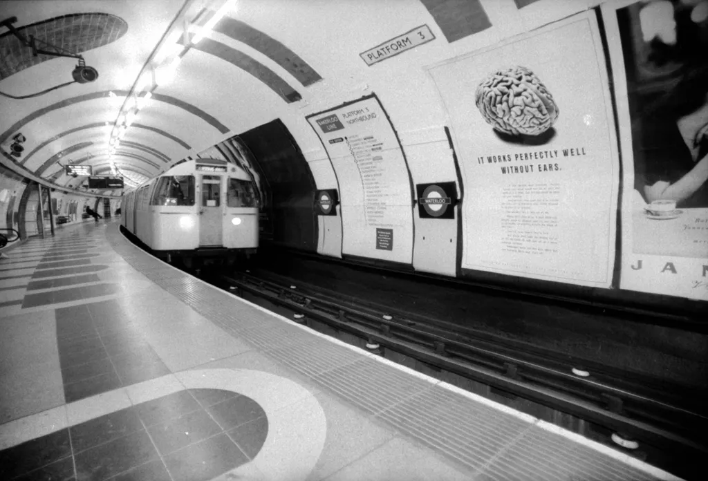 London Underground metró  LONDRES - STATION DE METRO DE WATERLOO METROPOLITAIN UNDERGROUND CHEMIN FER STATION WATERLOO RAME QUAI TRANSPORT Horizontal METRO 