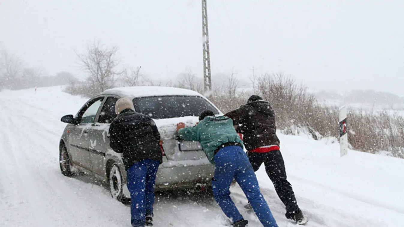 Autósok állnak a Miskolc és Harsány közötti járhatatlan úton, havazás, hó 