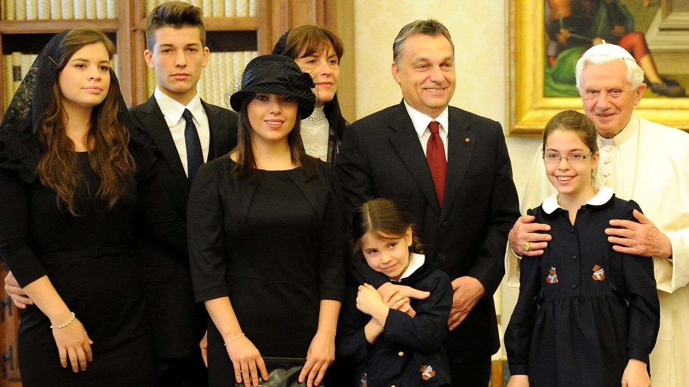 Az Orbán család és XVI. Benedek pápa Vatikánvárosban 