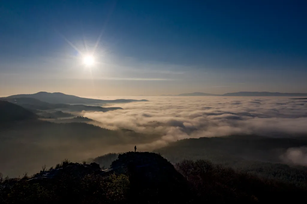 reggeli köd  ellenfény FOTÓ FOTÓTECHNIKA FOTÓTÉMA hegy hegycsúcs IDŐJÁRÁS köd ködös Nap TÁJ tájkép 