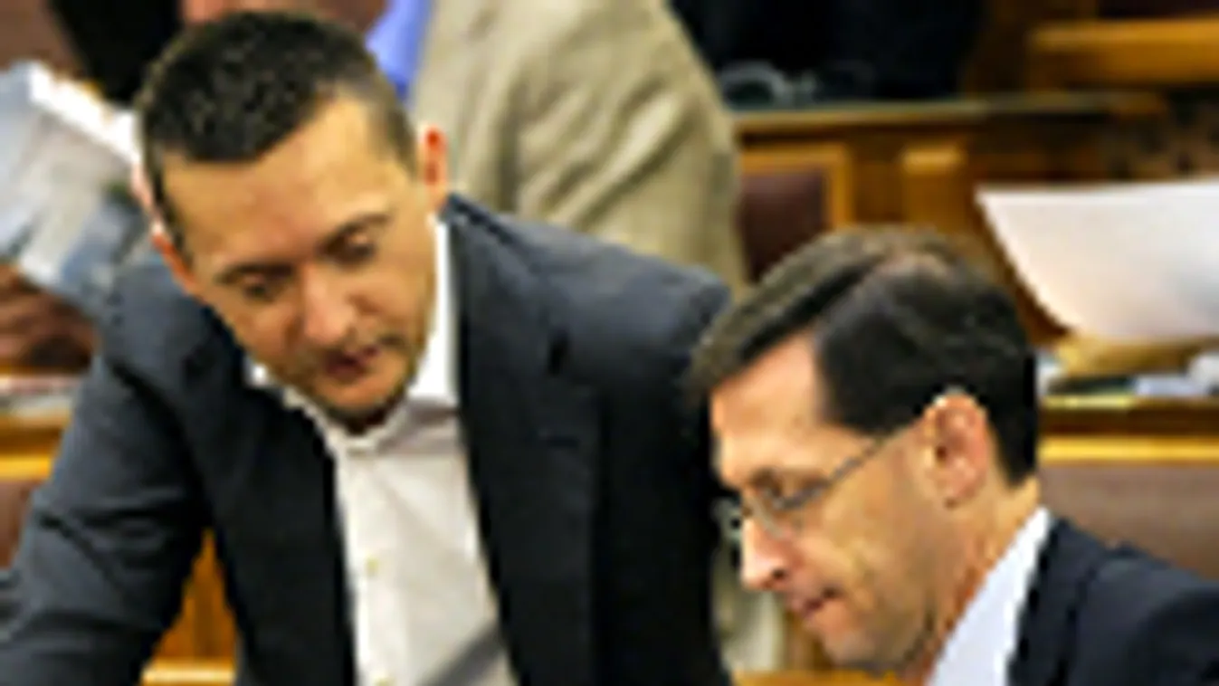 Fidesz, képviselői helyek elosztása, Rogán Antal és Varga Mihály beszélget a parlamentben