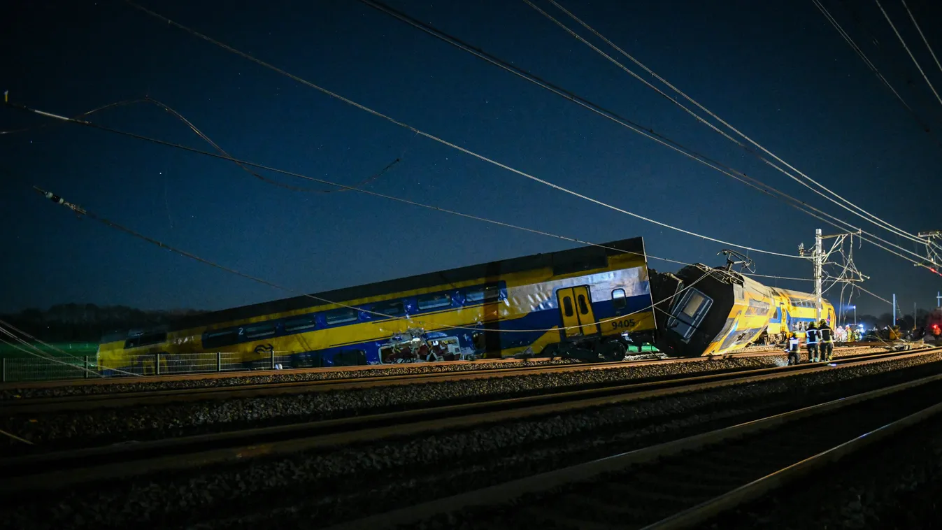 Spoor Beweging Voertuig Natuur Lucht Licht Nacht Trein rails Elektriciteitskabel vervoermiddel openbaar vervoer lange belichtingstijd vervoer per trein transportation Motion Vehicle Nature Electric Cable Means of Transport Public Transport Long Exposure R