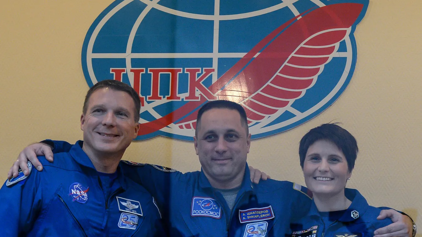 space iss space research terry virts SQUARE FORMAT 2531803 Kazakhstan, Baykonur. 11/22/2014 From left: Prime crew of the ISS 42/43 expedition Terry Virts of NASA (USA), Anton Shkaplerov of Roskosmos agency (Russia) and Samantha Cristoforetti of the ESA (I