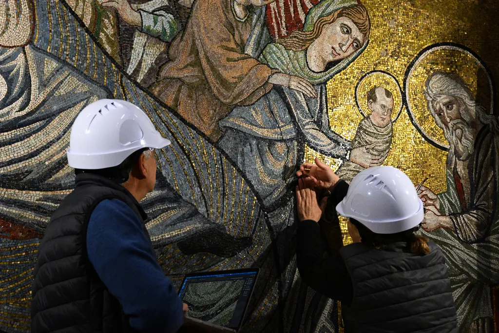 Így restaurálják Olaszország egyik legrégibb kápolnájának mozaikmennyezetét, Szent János-keresztelőkápolna, 2023 