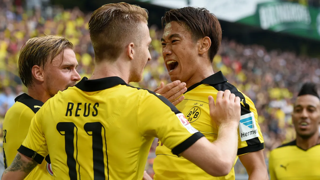 A Dortmund játékosai ünnepelnek Marco Reus Kagava Sindzsi 