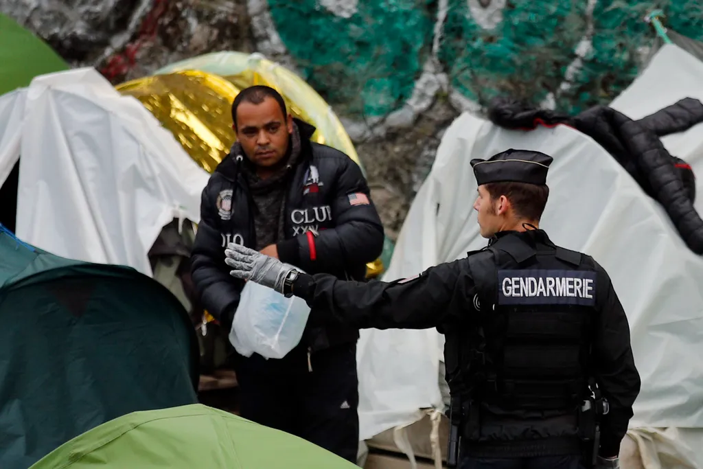 illegális bevándorlás, Párizs, Franciaország, sátortábor 