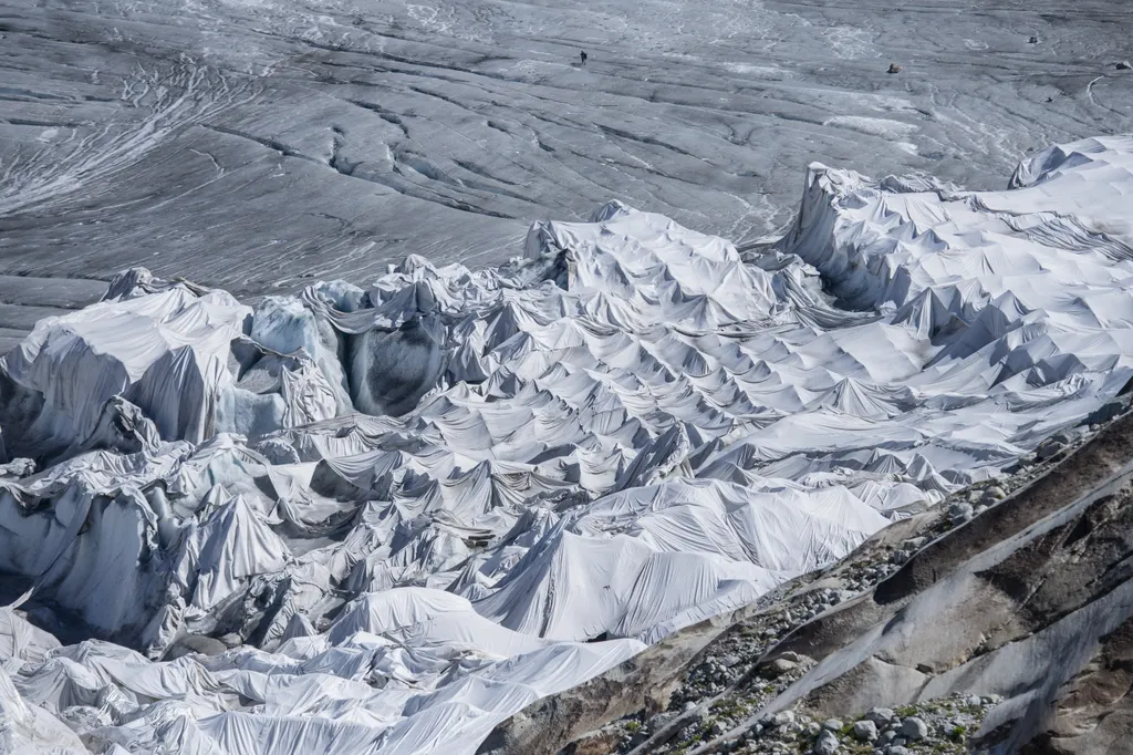 Alpok legrégebbi gleccserét különleges fehér takarókkal igyekeznek megvédeni az olvadástól - mti 