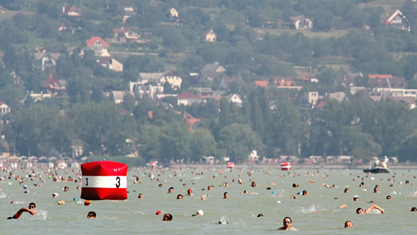 Balaton, balatonátúszás, Résztvevők úsznak a vízben a 30. Balaton-átúszáson Révfülöp-Balatonboglár között