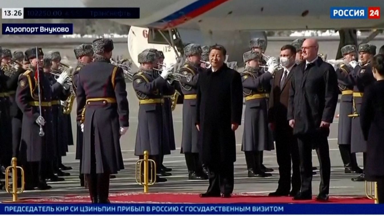 HSZI Csin-ping Moszkva, 2023. március 20.
A RU-24 által közreadott viedóról készített felvételen a háromnapos állami látogatásra Oroszországba érkező Hszi Csin-ping kínai elnök (k) a vnukovói repülőtéren tartott fogadási ünnepségen 2023. március 20-án.
MT